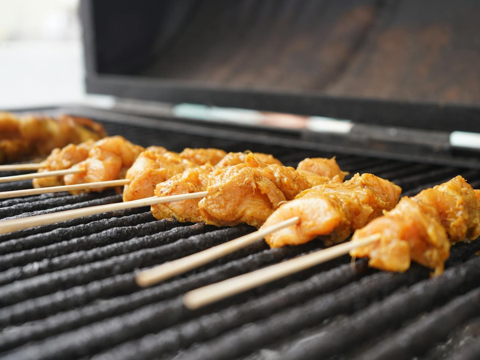 Brochettes de poulet marinées